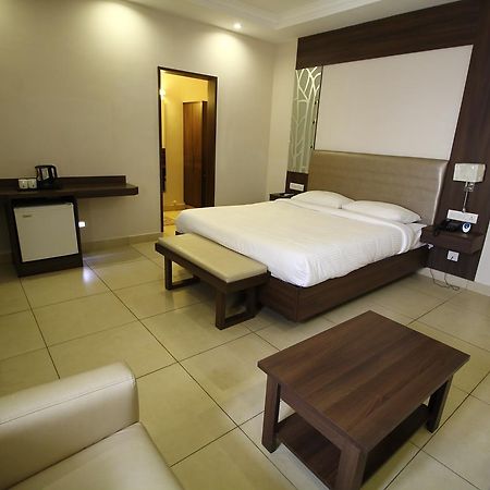 Vels Hotel Puducherry Eksteriør billede