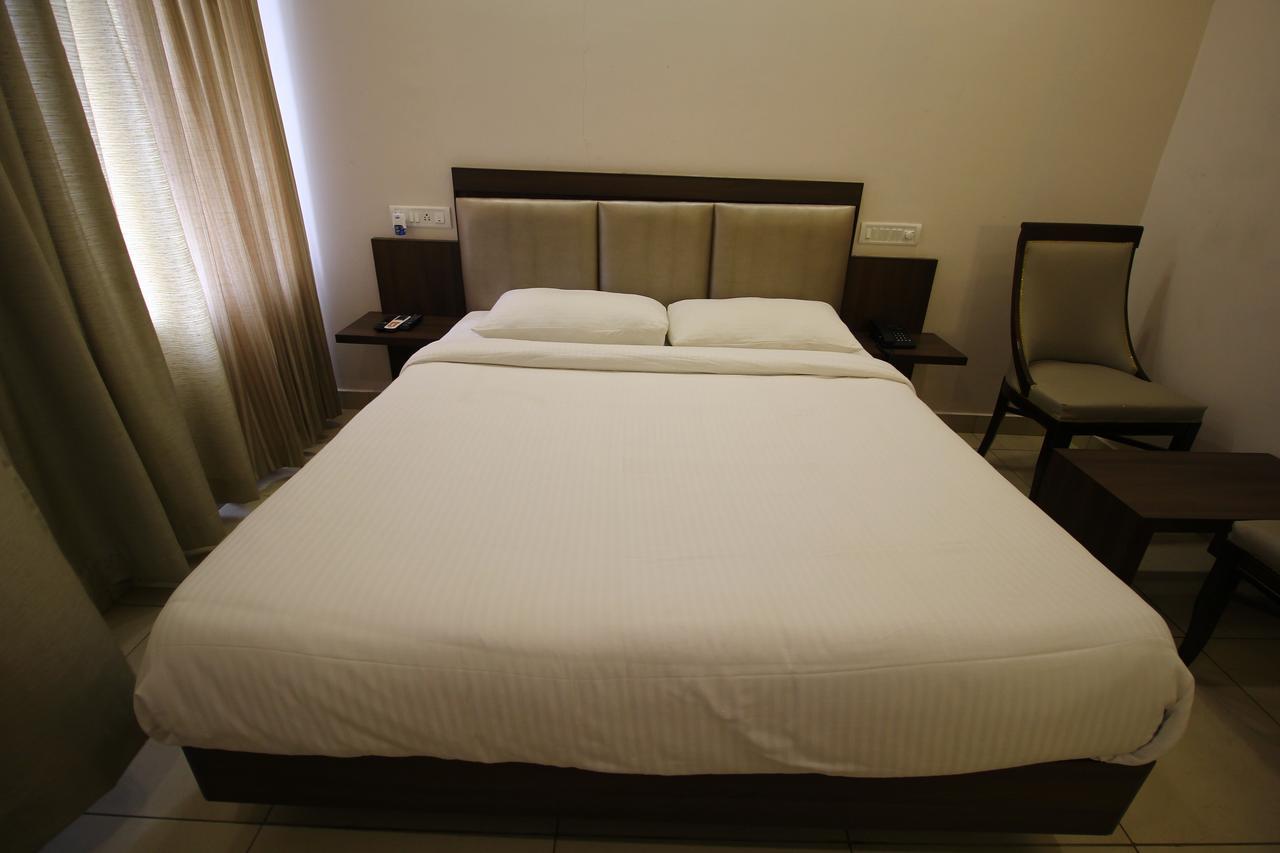 Vels Hotel Puducherry Eksteriør billede