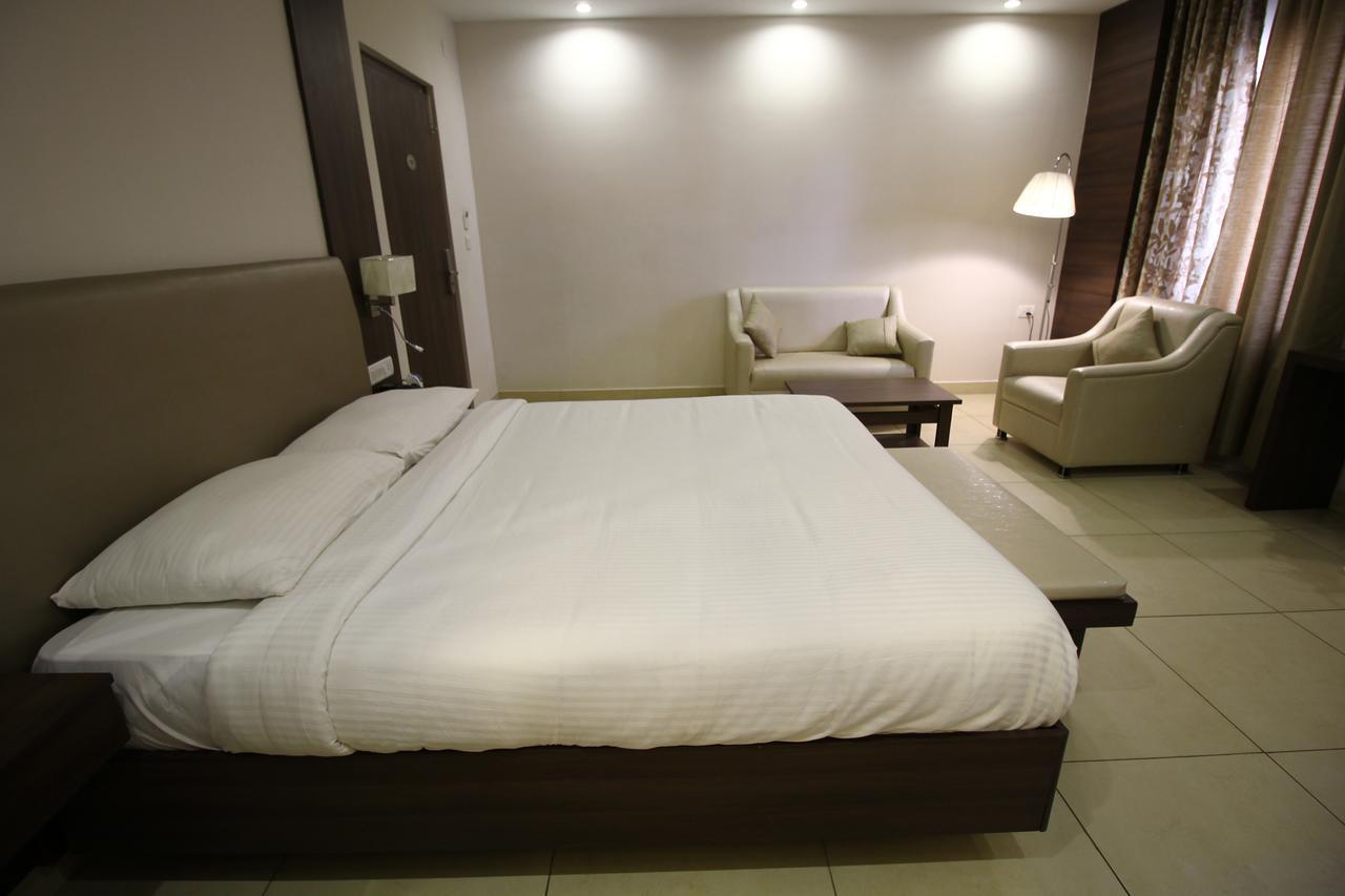 Vels Hotel Puducherry Eksteriør billede