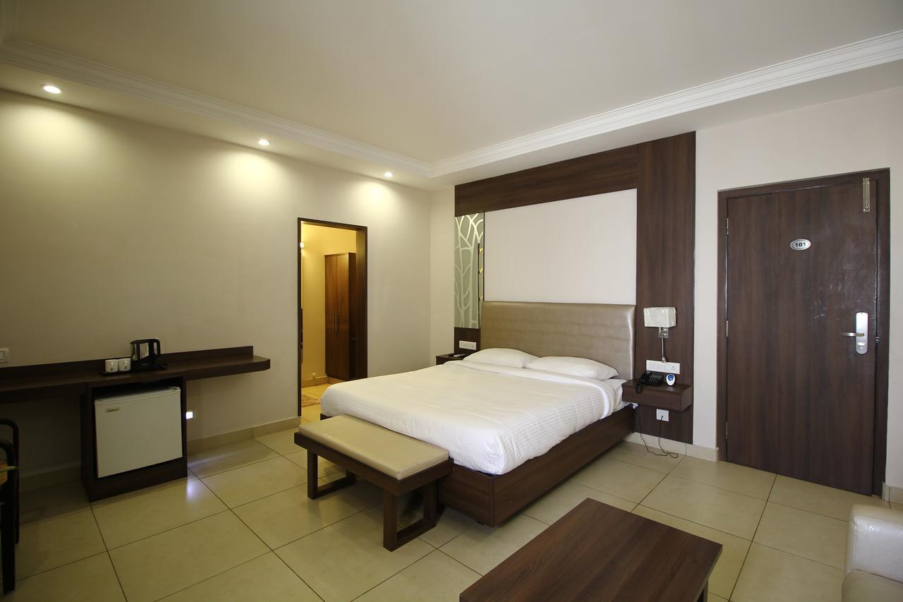 Vels Hotel Puducherry Eksteriør billede