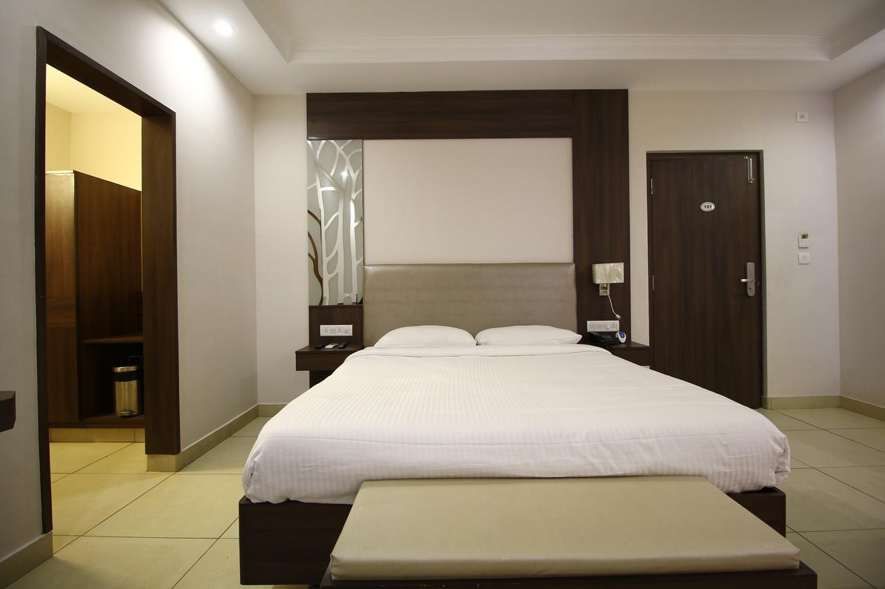 Vels Hotel Puducherry Eksteriør billede